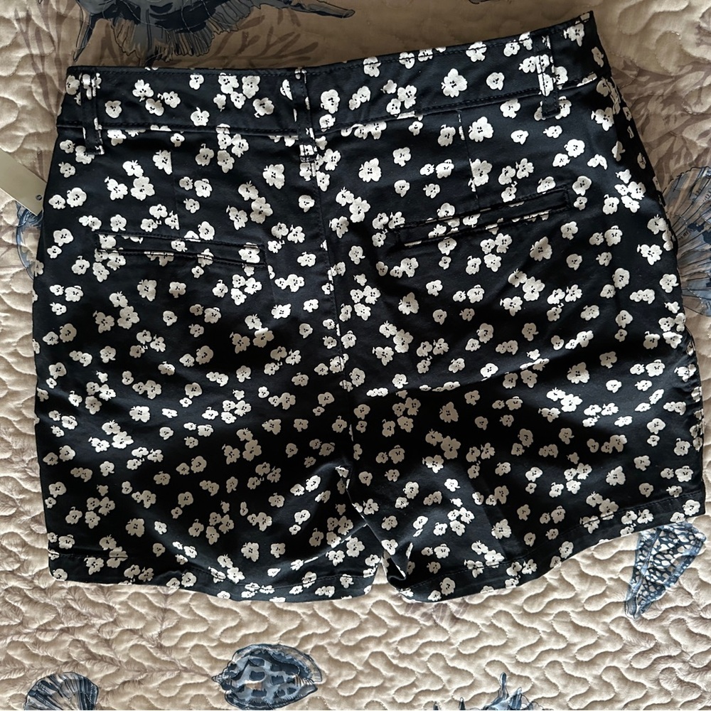 Black Floral Print Shorts Size 8 NWT‎